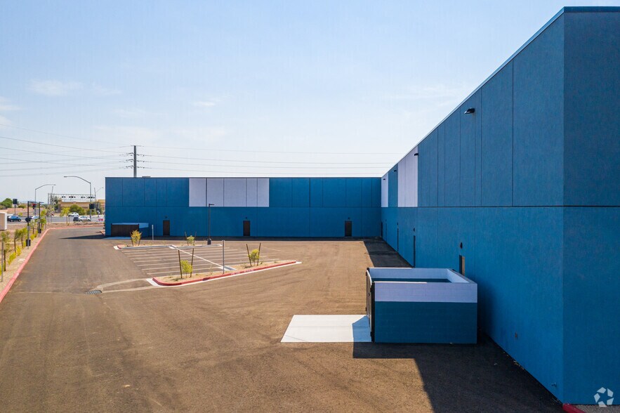 More Photos Of 13700 N Dysart Rd, Surprise Light Distribution For Lease