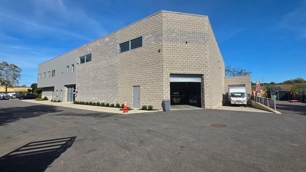 More Photos Of 3702 Horseblock Rd, Medford Warehouse For Sale