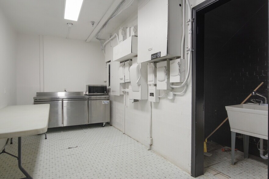 More Photos Of 6704 Harrisburg Blvd, Houston Freestanding For Lease