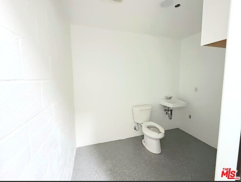 More Photos Of 6853-6865 Foothill Blvd, Tujunga Freestanding For Sale