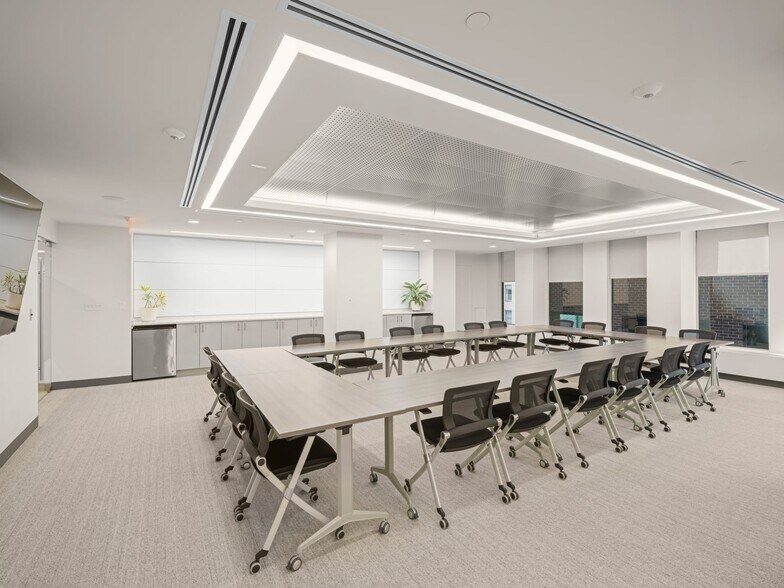 More Photos Of 1660 L St NW, Washington Office For Lease