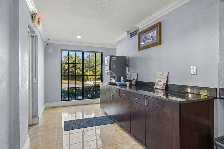 More Photos Of 2904 Melbourne St, Tampa Hotel For Sale