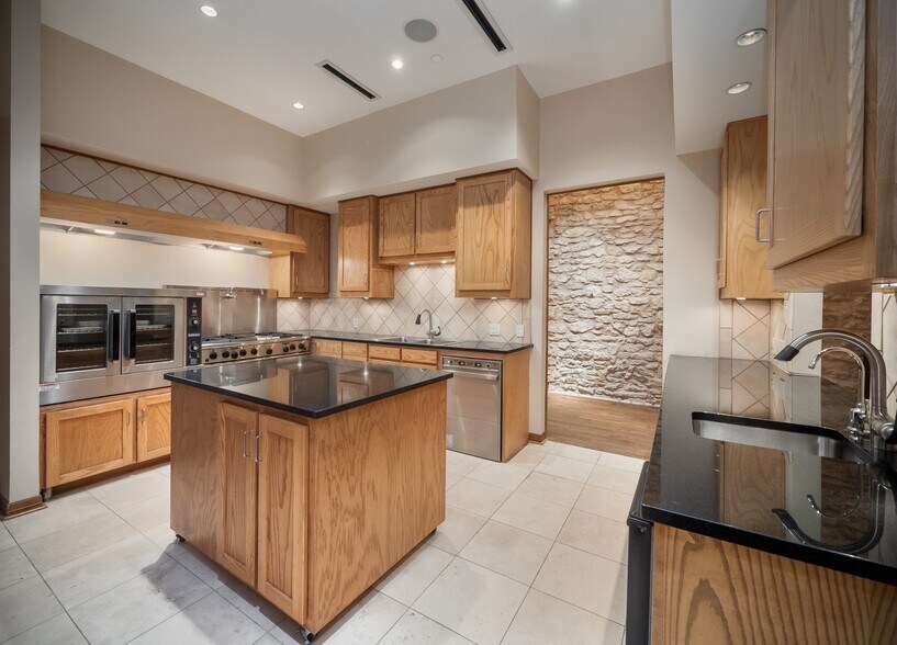 More Photos Of 805 N Congress Ave, Austin Storefront Retail Residential For Sale