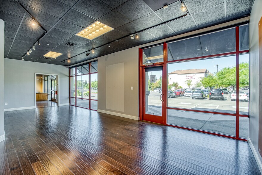 More Photos Of 7075 N West Ave, Fresno Freestanding For Lease