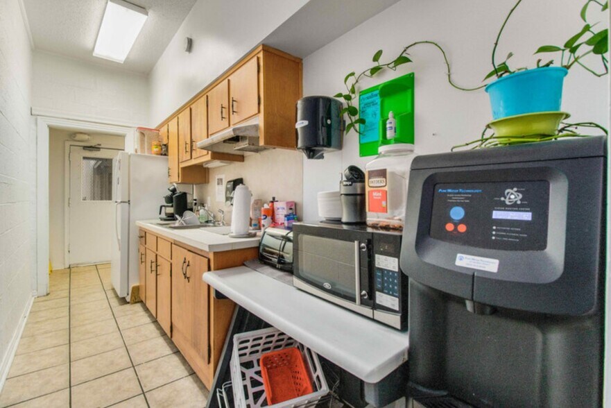 More Photos Of 3103 N 12th Ave, Pensacola Office For Sale