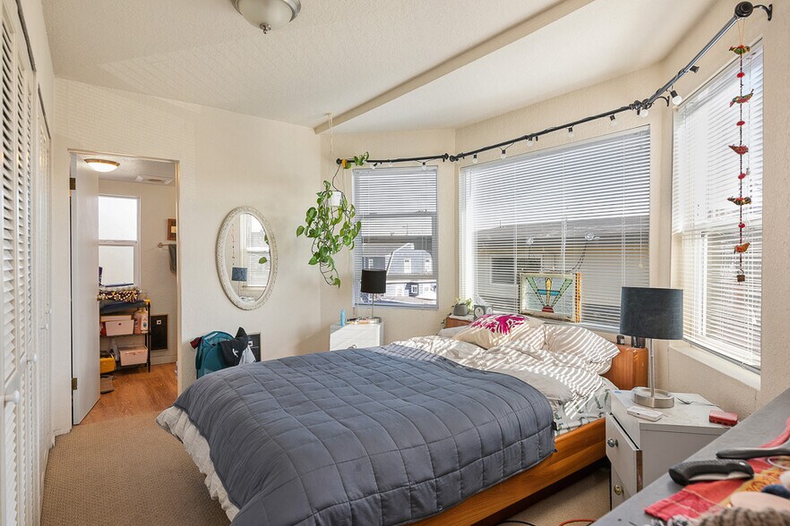 More Photos Of 1010 N 45th St, Seattle Apartments For Sale