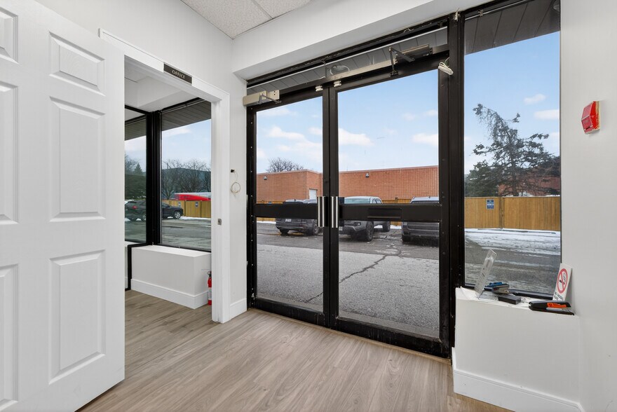 More Photos Of 570 Hood Rd W, Markham Service For Sale