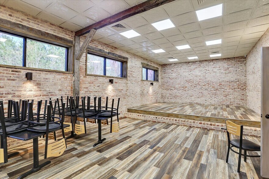 More Photos Of 15 Jackson Cir, Florence Restaurant For Sale