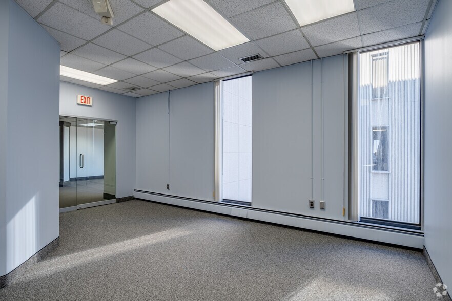 More Photos Of 25900 Greenfield Rd, Oak Park Office For Lease