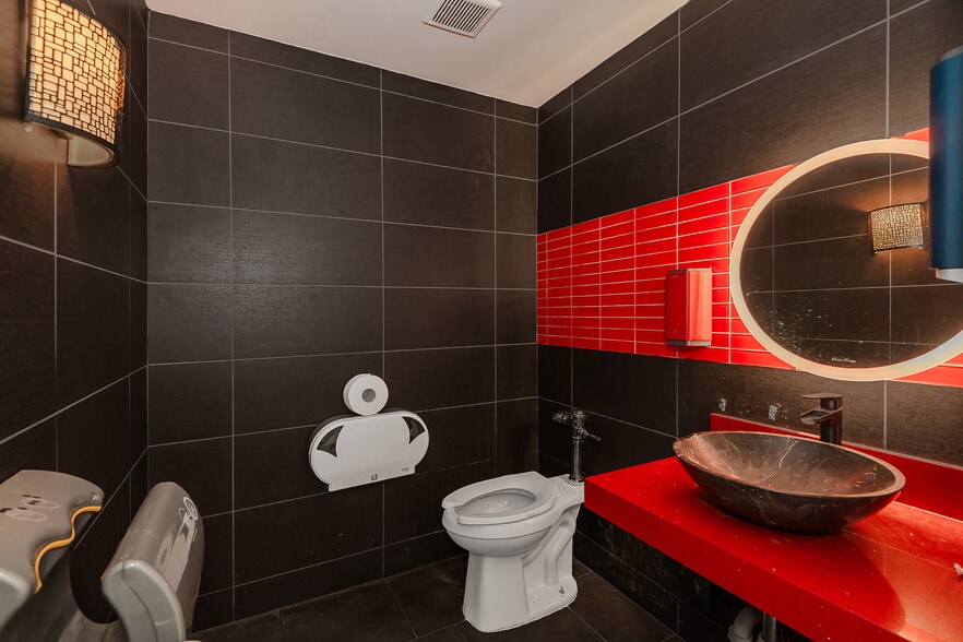 More Photos Of 145 SW 1st Ave, Fort Lauderdale Bar For Lease