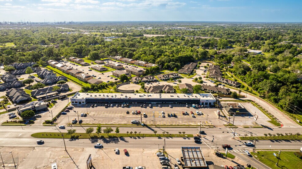 More Photos Of 2215-2321 N Alexander Dr, Baytown Storefront For Sale