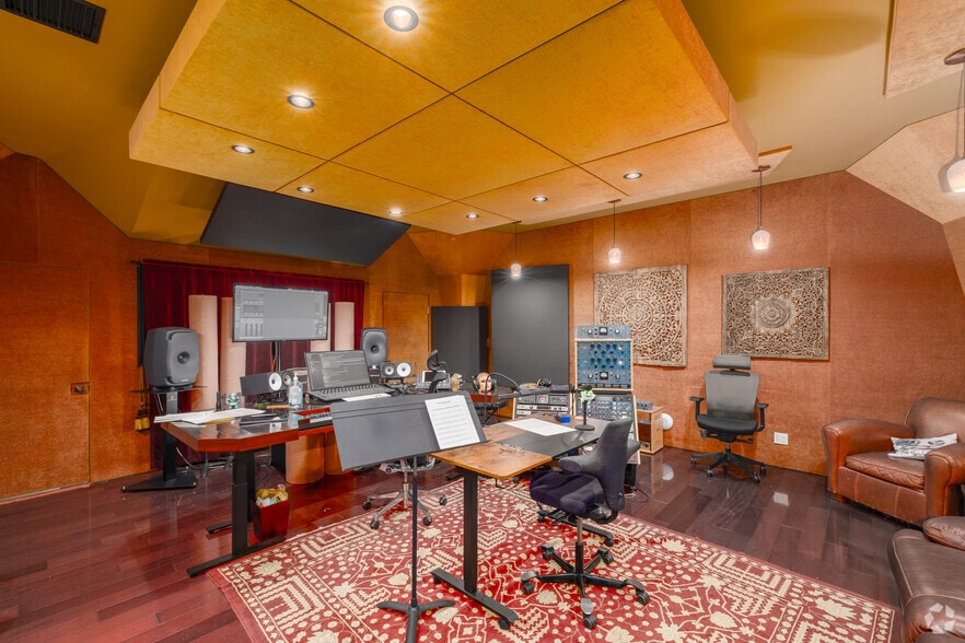 More Photos Of 8411-8421 Canoga Ave, Canoga Park Unknown For Lease