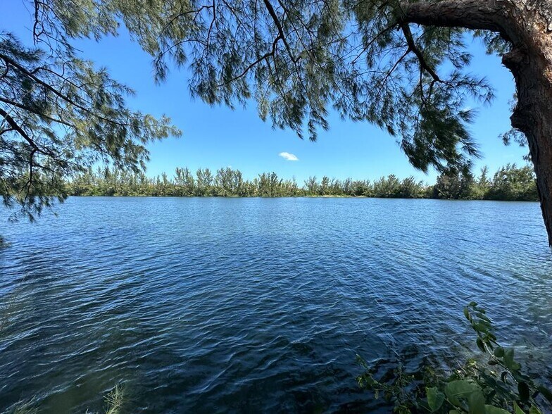 More Photos Of 423-425 NW 10th Ter, Hallandale Beach Light Manufacturing For Lease