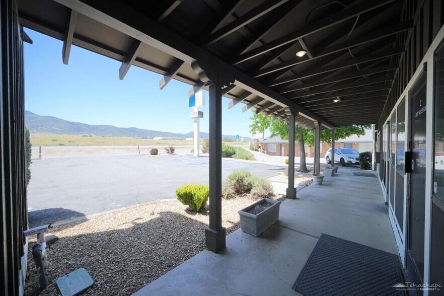 More Photos Of 20031 W Valley Blvd, Tehachapi Office For Sale
