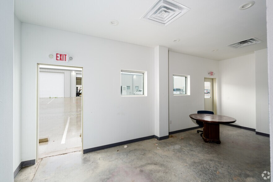 More Photos Of 901 Eight Twenty Blvd, Fort Worth Warehouse For Lease