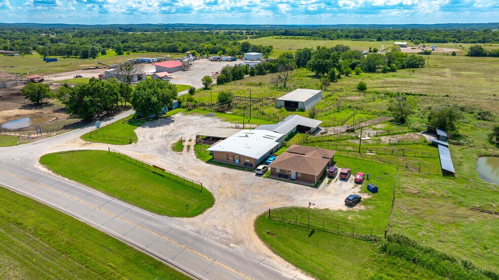 More Photos Of 1853 S Broadway St, Coalgate Flex For Sale