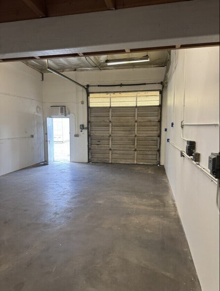More Photos Of 5979 Reseda Blvd, Tarzana Warehouse For Lease