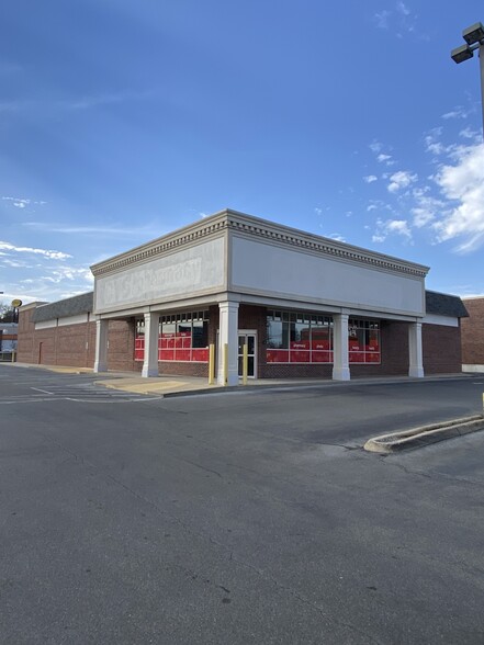 More Photos Of 2111 N Roan St, Johnson City Freestanding For Lease
