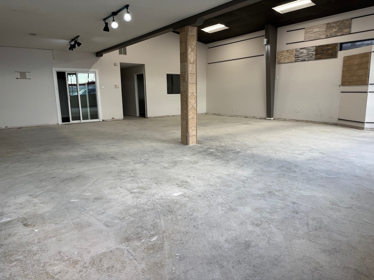 More Photos Of 750 N Rogers Rd, Olathe Showroom For Lease