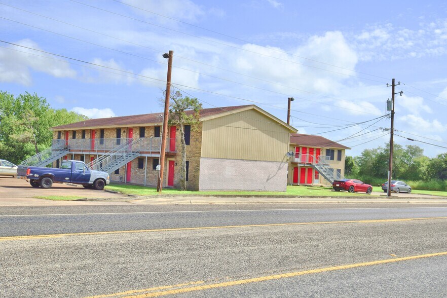 More Photos Of 303-511 E Reagan Rd, Beeville Multifamily For Sale