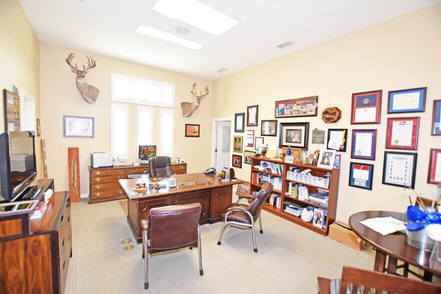 More Photos Of 327 SE Loop 338, Odessa Flex For Lease