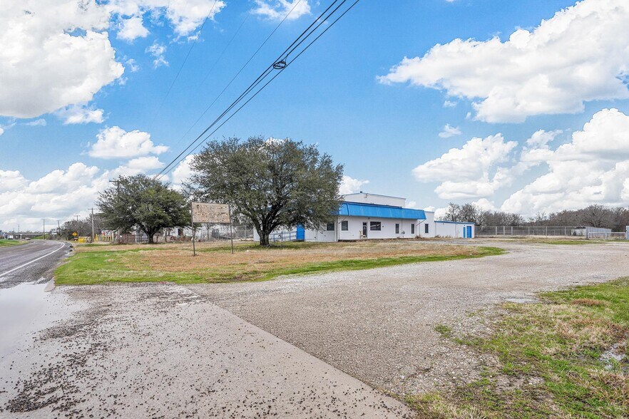 More Photos Of 2001 I-30 E, Greenville Light Manufacturing For Lease