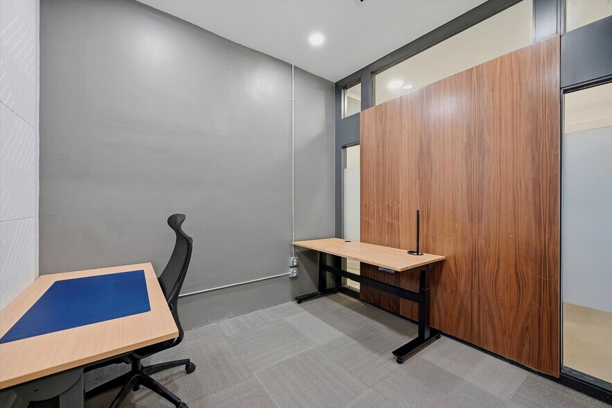More Photos Of 118 W Chestnut St, Denison Office For Sale
