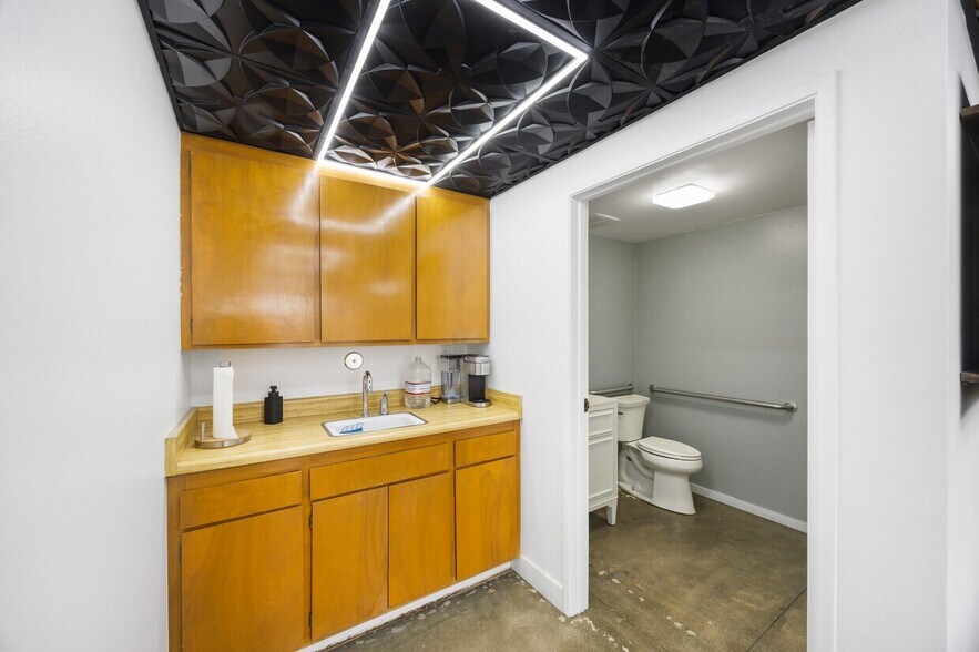 More Photos Of 14128 Paramount Blvd, Paramount Warehouse For Sale
