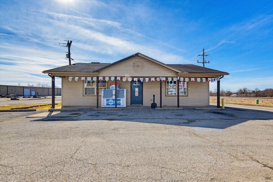 More Photos Of 809 Lester Ln, Rogers General Retail For Sale
