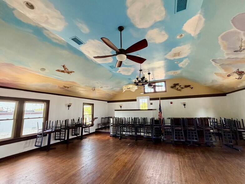 More Photos Of 2515 Far Hills Ave, Oakwood Restaurant For Lease