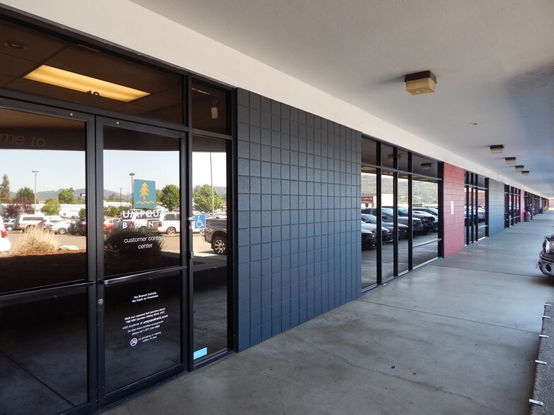 More Photos Of 250 NE Garden Valley Blvd, Roseburg General Retail For Lease