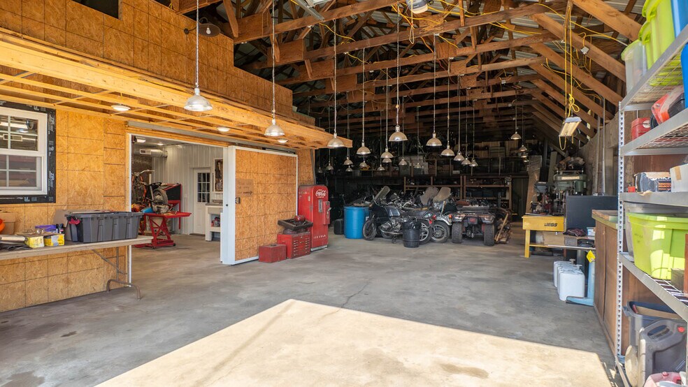 More Photos Of 105 E Couch St, Alton General Retail For Sale