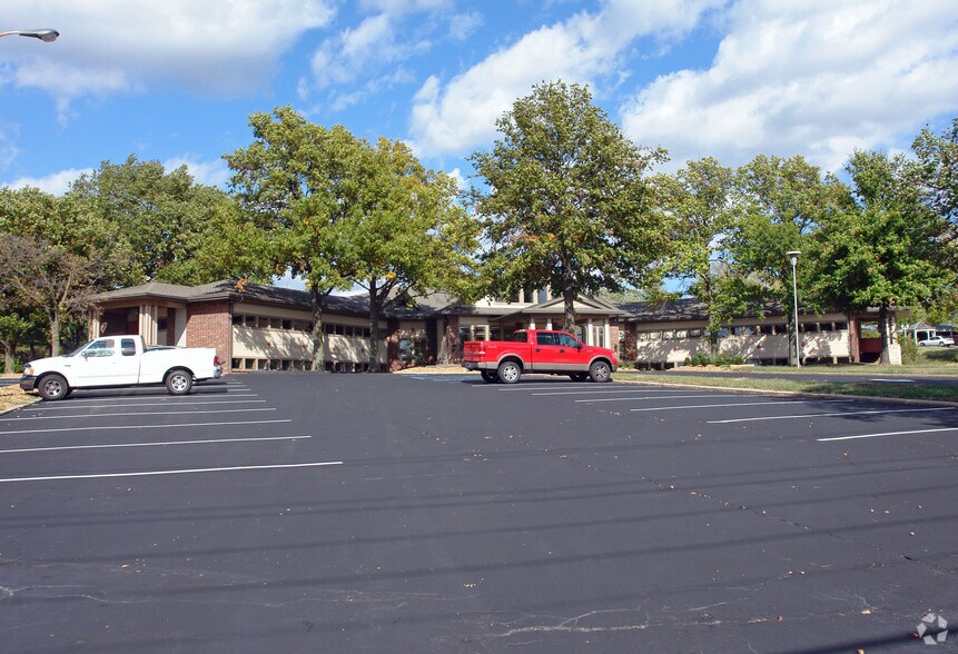 More Photos Of 2850 W Clay St, Saint Charles Office For Sale