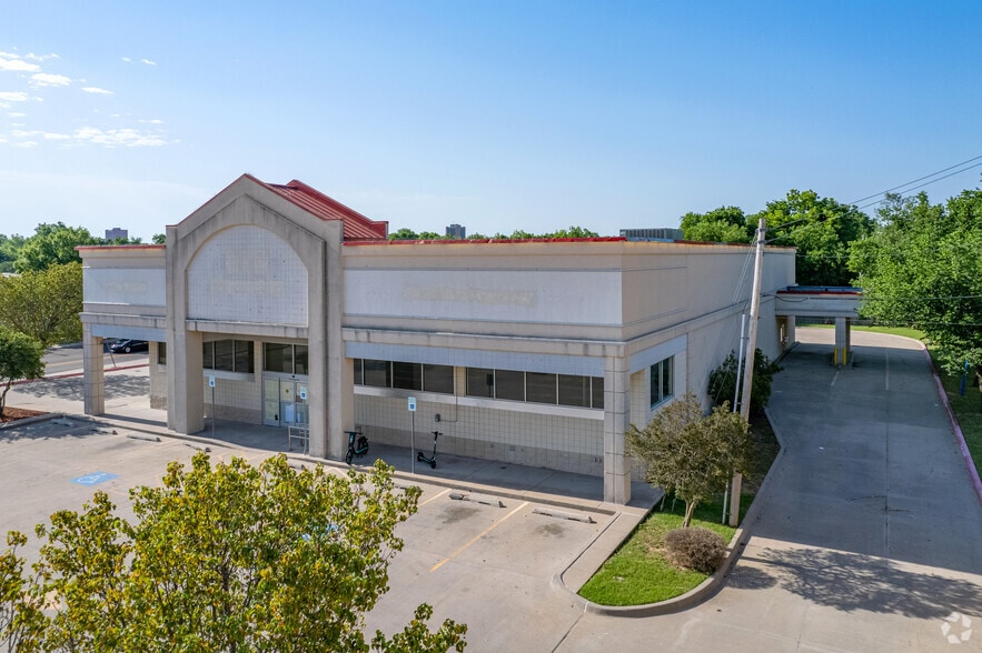 More Photos Of 700 W Main St, Norman Drugstore For Sale