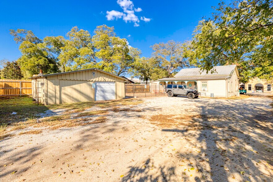 More Photos Of 322 S Main St, Boerne General Retail For Sale