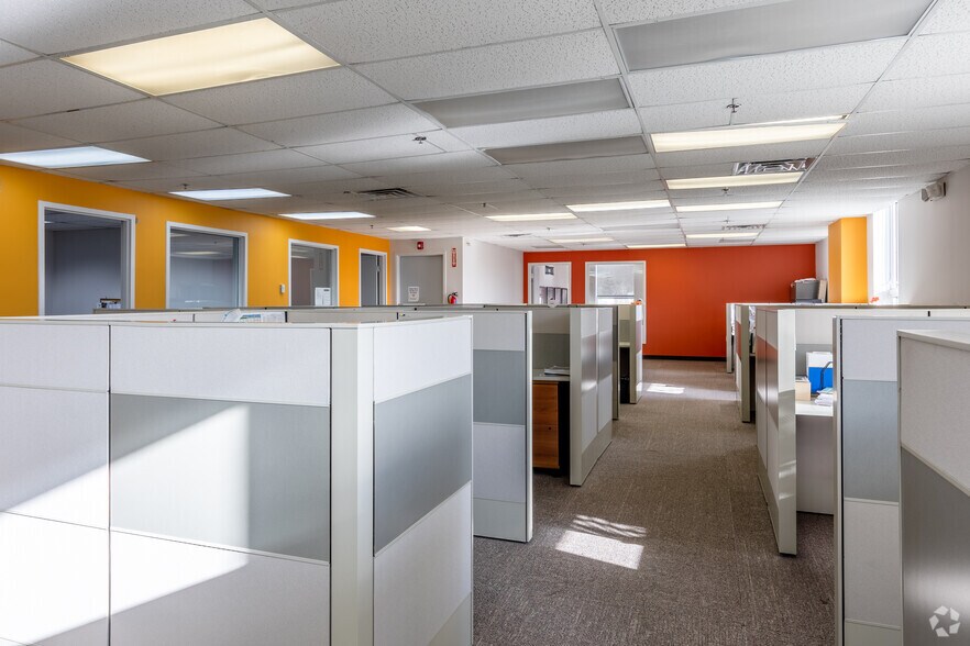 More Photos Of 550 Commerce St, Franklin Lakes Warehouse For Lease