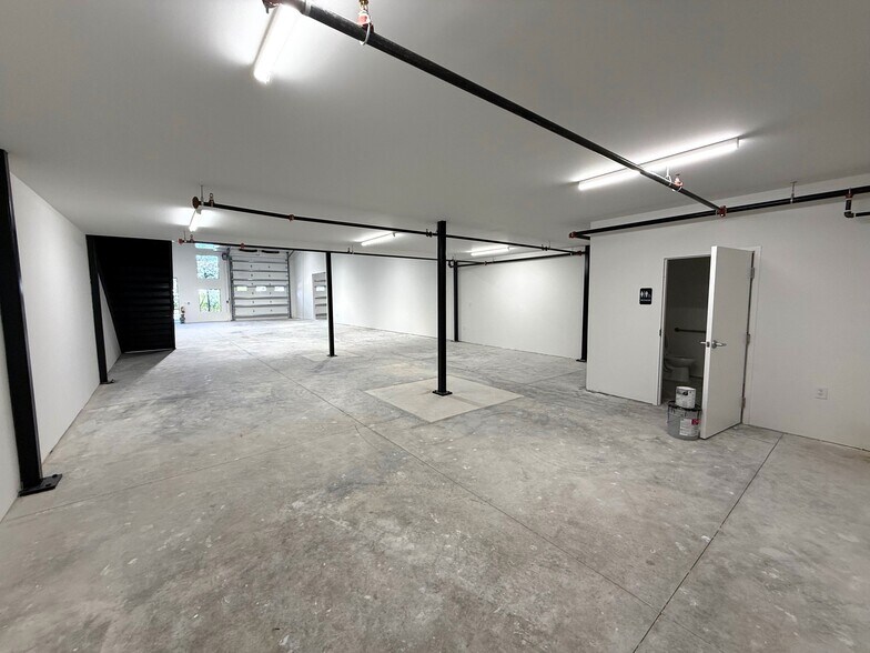 More Photos Of 3945 Tollhouse Dr, Naples Warehouse For Lease