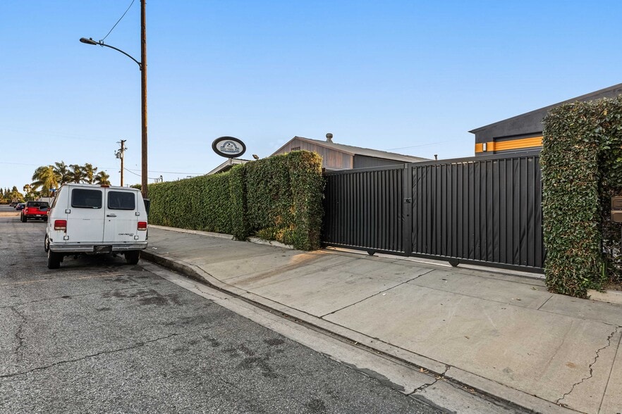 More Photos Of 15131 Illinois Ave, Paramount Warehouse For Sale