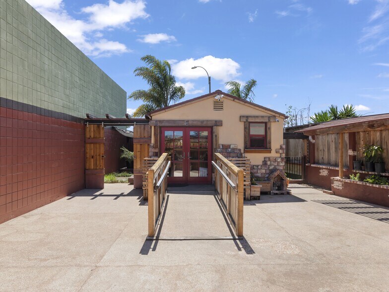 More Photos Of 1637 Del Monte Blvd, Seaside Storefront For Sale