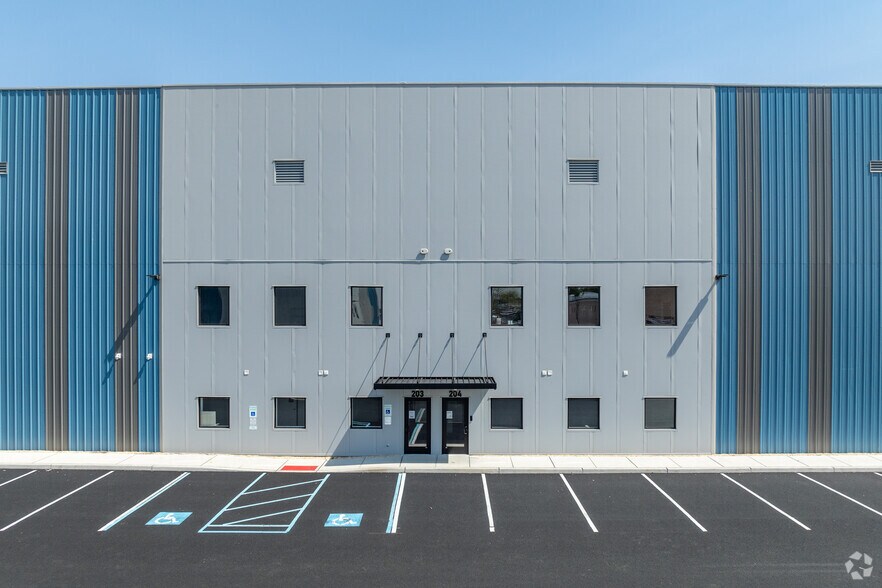 More Photos Of 785 Vassar Ave, Lakewood Warehouse For Lease