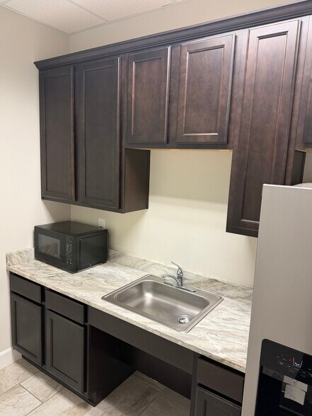 More Photos Of 633 E Fernhurst Dr, Katy Medical For Lease