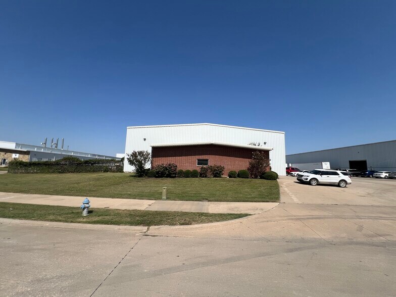 More Photos Of 3621 Shelby Ln, Denton Manufacturing For Lease