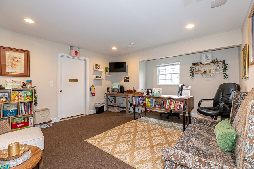 More Photos Of 550 N Country Rd, Saint James Office For Sale