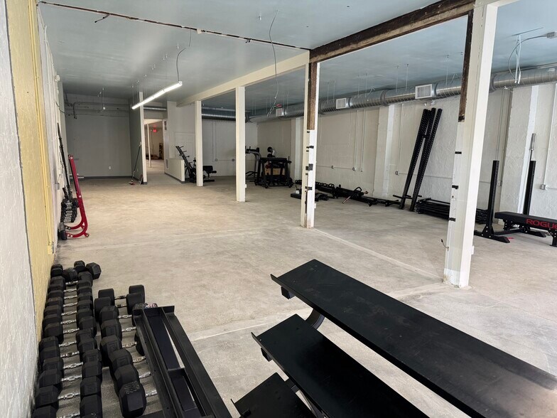 More Photos Of 127 SE 3rd St, Lees Summit Freestanding For Lease