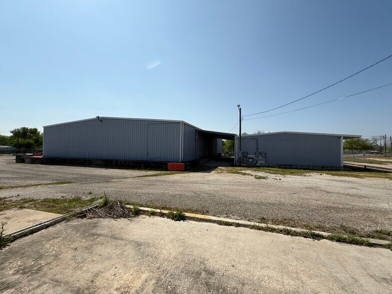 More Photos Of 205 E Dailey St, Kenedy Warehouse For Sale