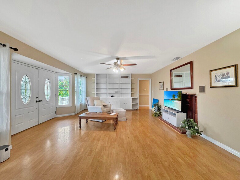 More Photos Of 7736 Sugar Dr, Huntington Beach Apartments For Sale