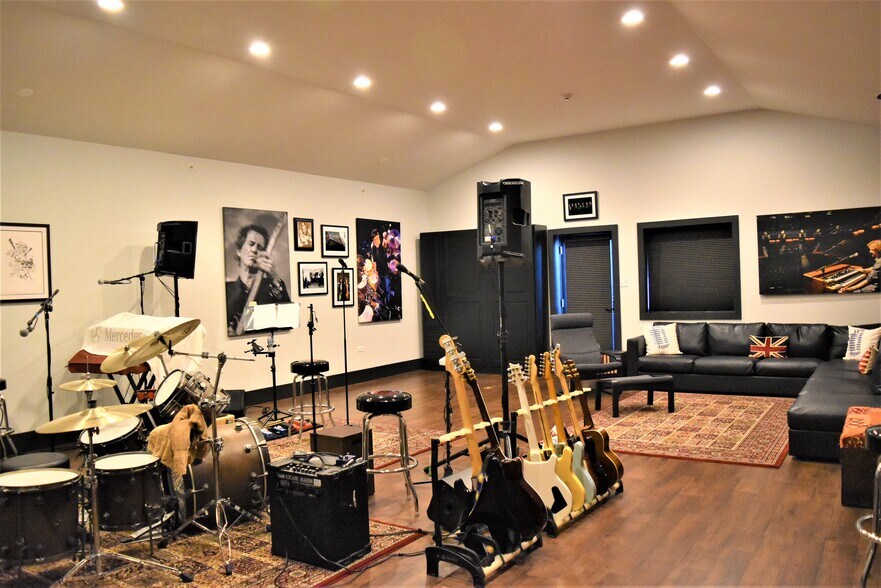 More Photos Of 2108-2260 Ferry Rd, Naperville Showroom For Sale