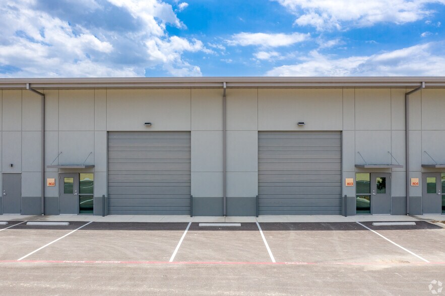 More Photos Of 7637 Fm 3009, Schertz Light Distribution For Sale