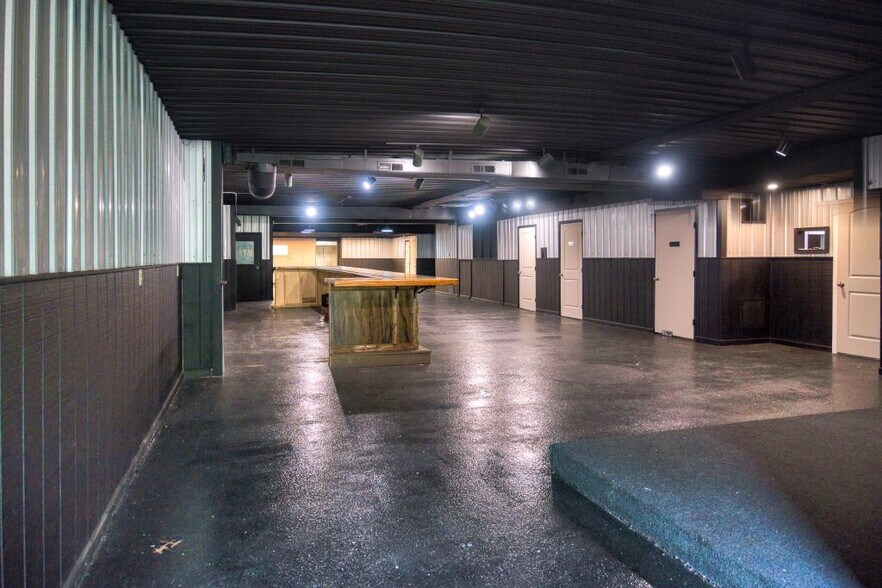 More Photos Of 4540 Emerson Ave, Parkersburg Bar For Lease
