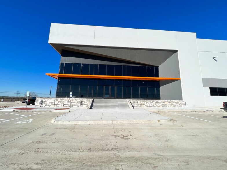 More Photos Of 11708 McAngus Rd, Del Valle Warehouse For Lease